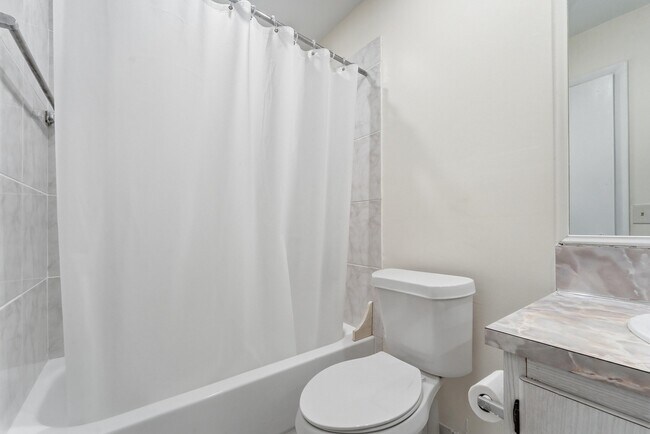 Building Photo - 226 Normandy Ln