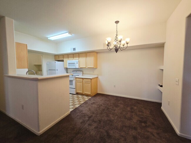 Building Photo - BEAUTIFUL 2 BEDROOM / 2 BATH LOWER LEVEL C...