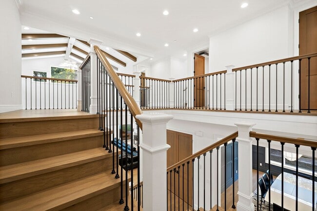 Building Photo - 4bd/4.75ba Bellevue House
