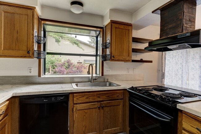 Building Photo - Cozy Home Close to Beach! Your New 3 Bed, ...