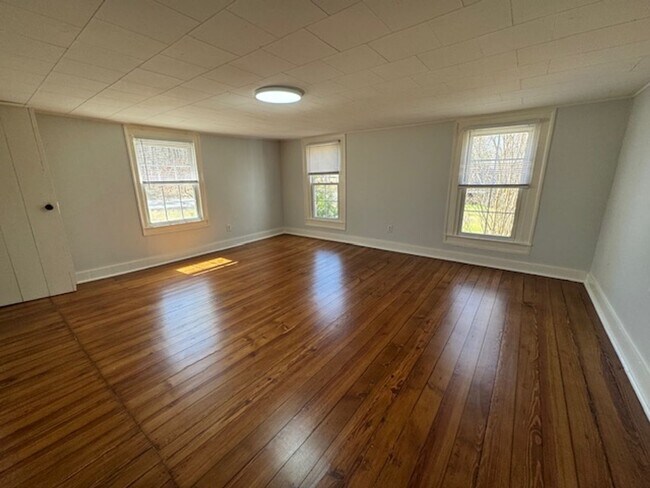 Building Photo - Farmhouse on 5 acres in Northern Greenville County with room for 2 horses and small farm animals!