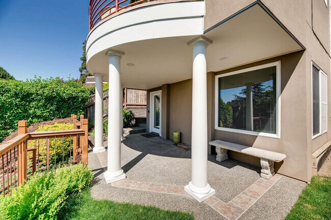 Building Photo - Queen Anne Home