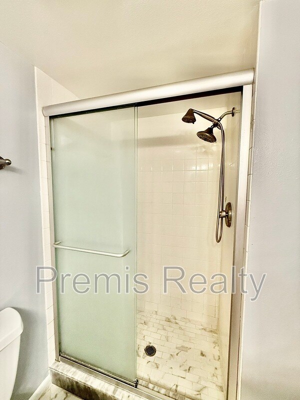 Building Photo - 2800 Cove Cay Dr