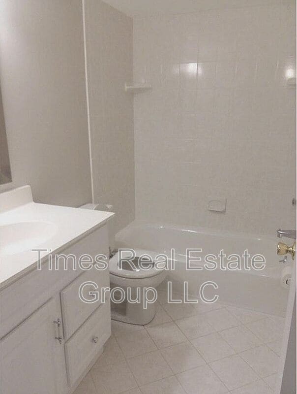 Building Photo - 400 Drummers Ln