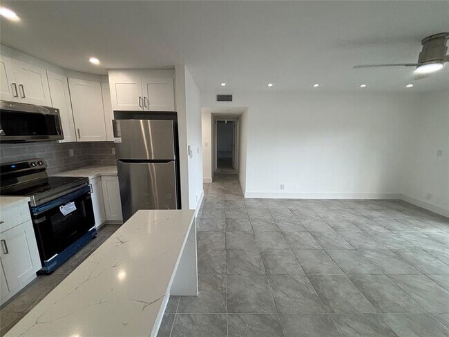 Building Photo - 505 S Pine Island Rd