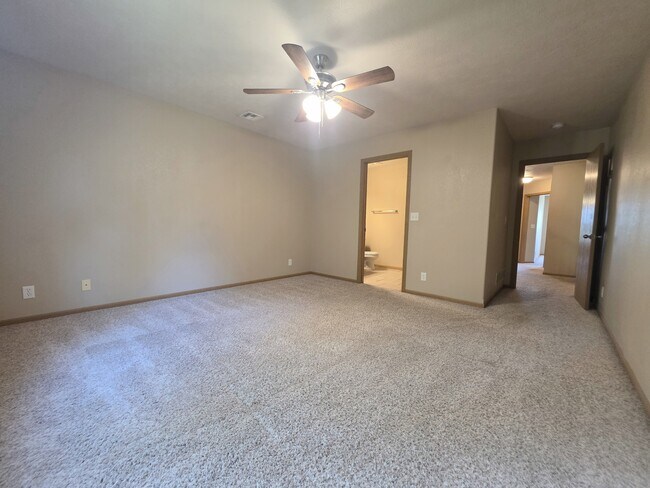 Building Photo - 606 Highland Ridge Dr
