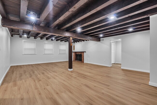 Building Photo - 6811 N Kenneth Ave