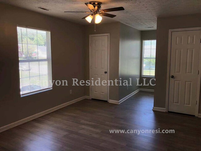 Building Photo - Beautiful 3b Room! Move in ready!