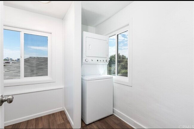 Building Photo - 1563 W 23rd St