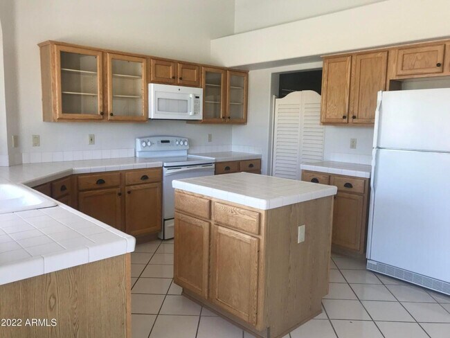 Building Photo - 9440 E Palm Tree Dr