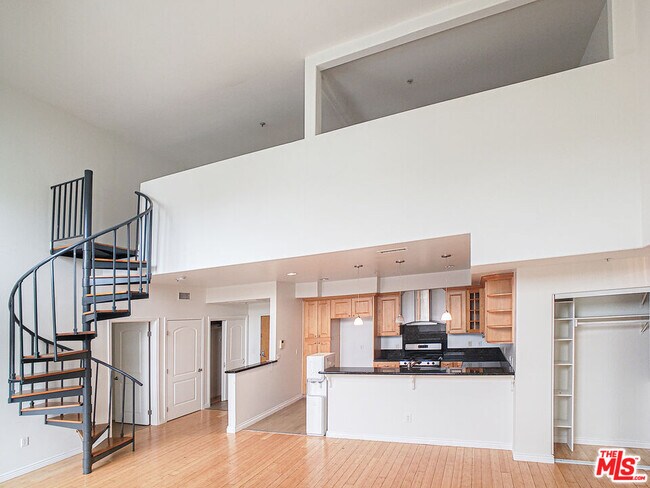 Building Photo - 1042 S Kingsley Dr