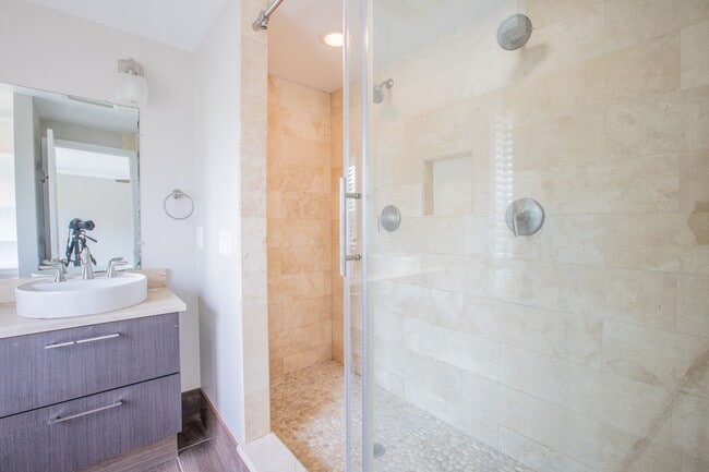 Building Photo - Stunning 3 BR/3 BA EOG Townhome in Columbia!