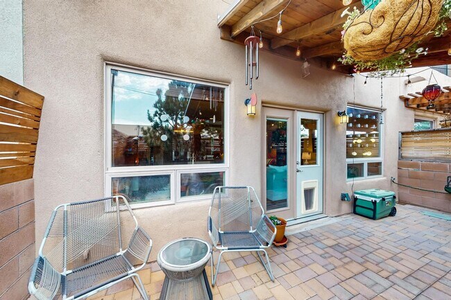 Building Photo - Sawmill District Townhouse 2/BD2/Story 2.5...