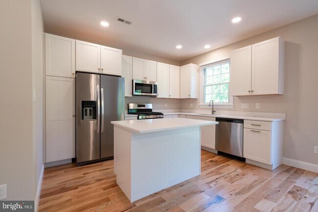 Building Photo - 90 Main St