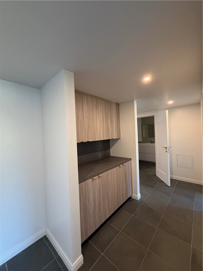 Building Photo - 15999 Via De Las Palmas