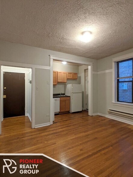 Building Photo - 717 W Barry Ave