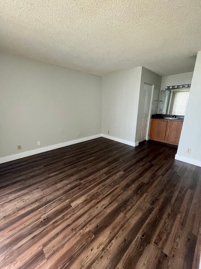 Building Photo - 714 Executive Center Dr