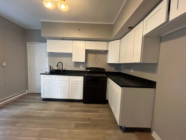 Building Photo - Newly renovated 3-bedroom, 2-bath home in ...