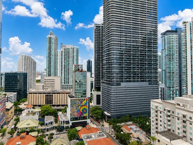 Building Photo - 999 SW 1st Ave