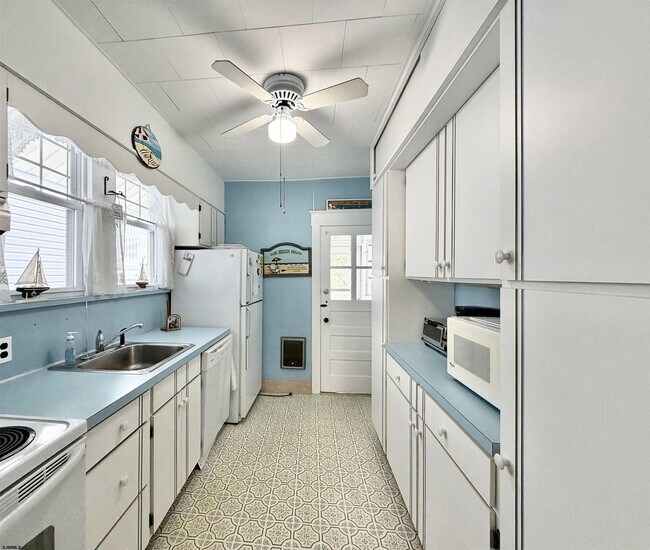 Building Photo - 828 2nd St
