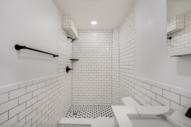 Building Photo - 172 MALLORY Ave