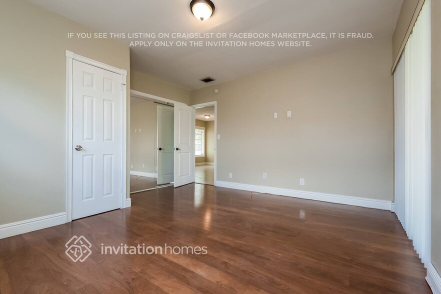 Building Photo - 206 S 57th Way