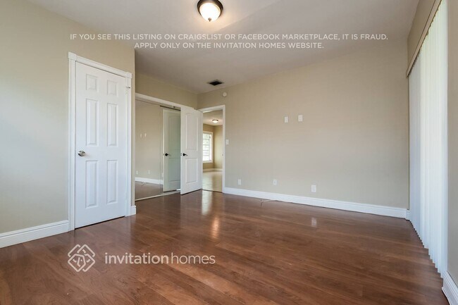 Building Photo - 206 S 57th Way