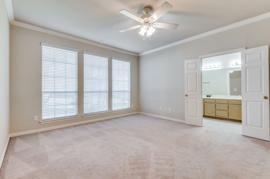 Building Photo - 3147 Waterside Dr