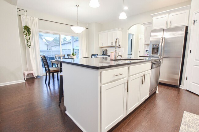 Building Photo - Pet Friendly Three Bedroom with Bonus in S...