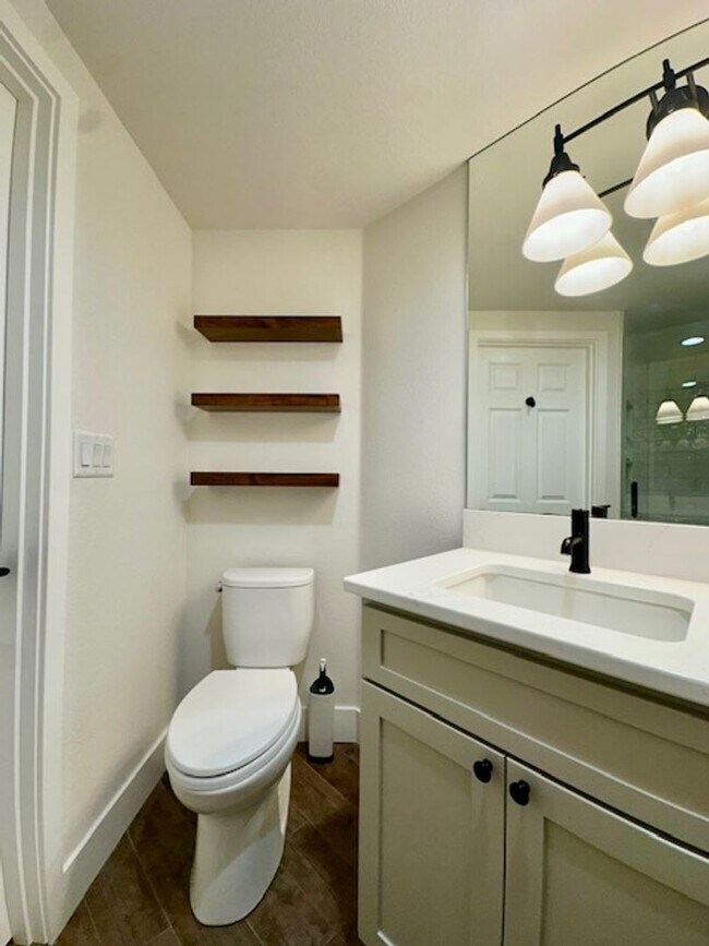 Building Photo - Riverfront Gated 2 Bedroom Luxury Condo!!