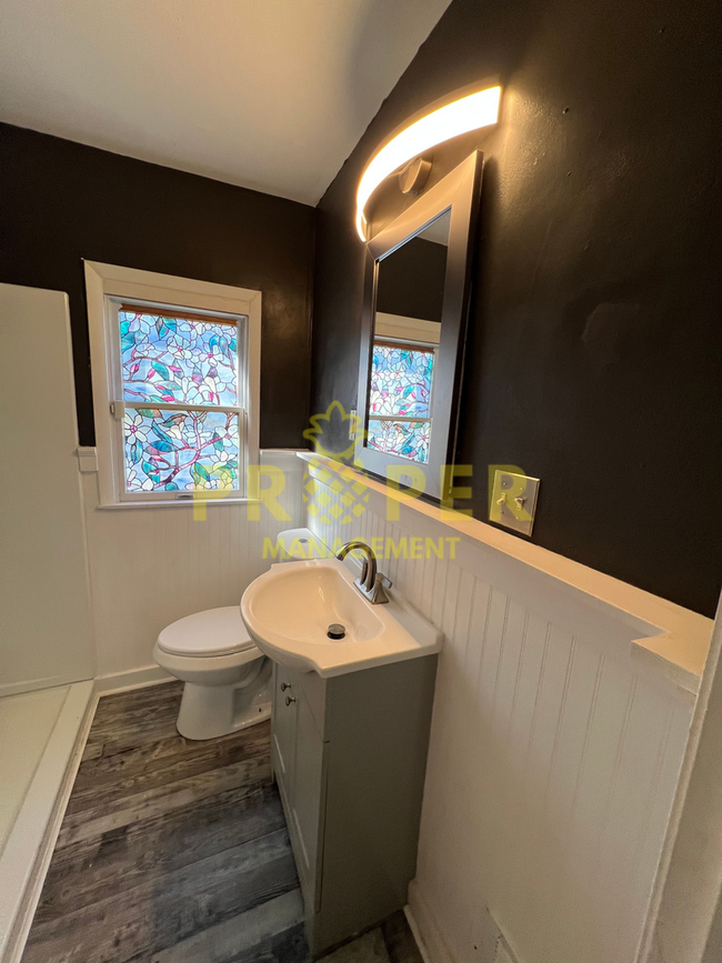 Building Photo - 4 bedrooms 1 bathrooms house for rent