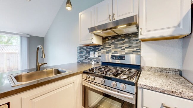 Building Photo - Serene 2 Bedroom 2 Bath Townhome in Windsor, CA with Carport Included!