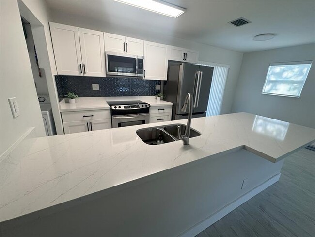 Building Photo - 10 SW 5th Ct