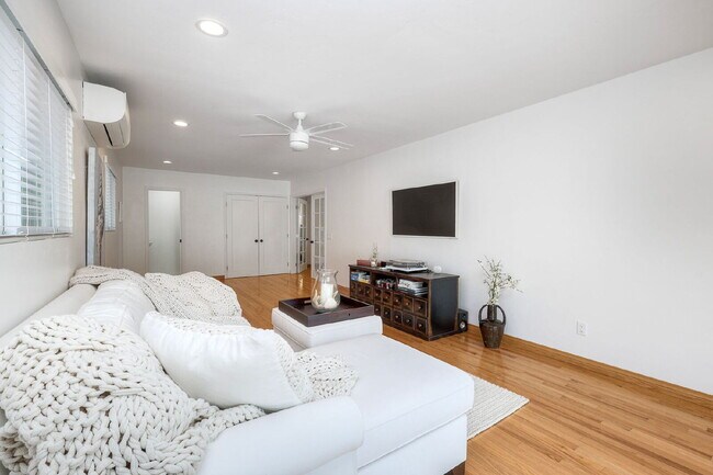 Building Photo - "Charming Coastal Retreat: 3-Bedroom Sanctuary on Agate Street, San Diego"