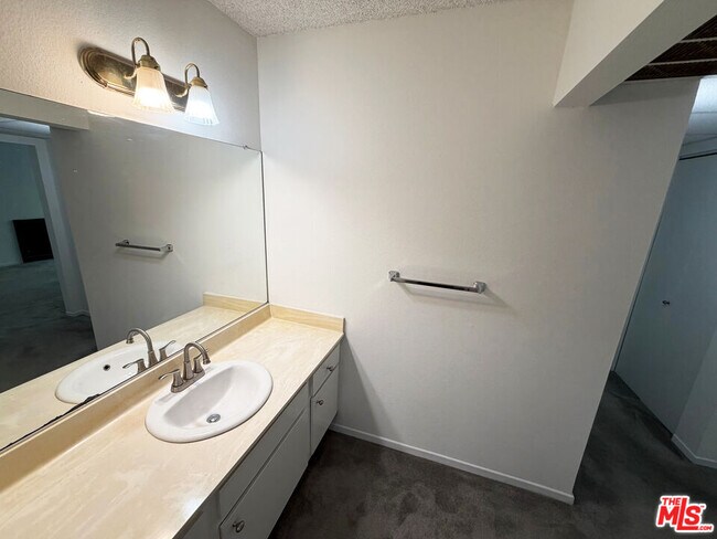 Building Photo - 4207 Raintree Cir