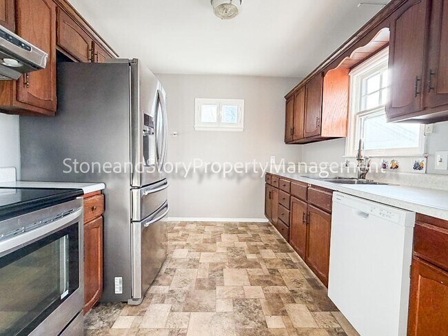 Building Photo - Large 2 story home in Oakland with large garage