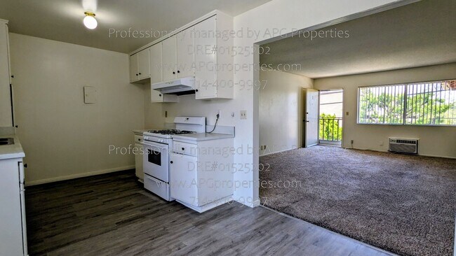 Building Photo - 1810 W Greenleaf Ave