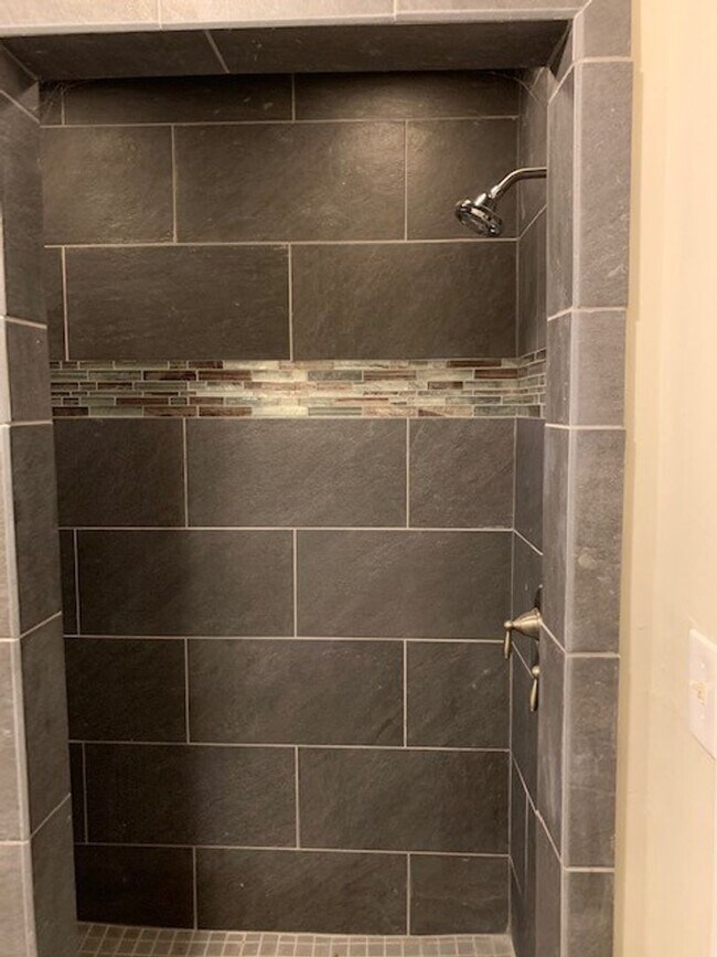 Building Photo - 3 bedroom 3 bath house in Midtown!! Available July 2026!