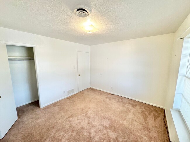 Building Photo - Charming 2 Bed 1 Bath Duplex - Walk to Sch...
