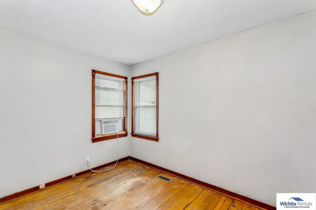 Building Photo - 2 bedroom 1 bathroom home with a large gar...