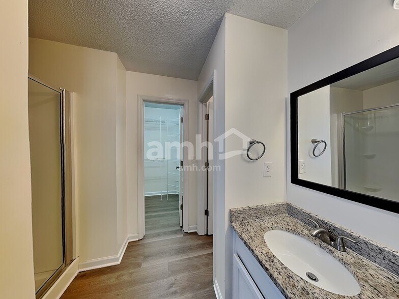 Building Photo - 3255 Dogwood Dr