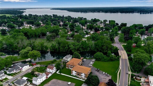 Building Photo - Charming 2BR Condo in Niagara Falls