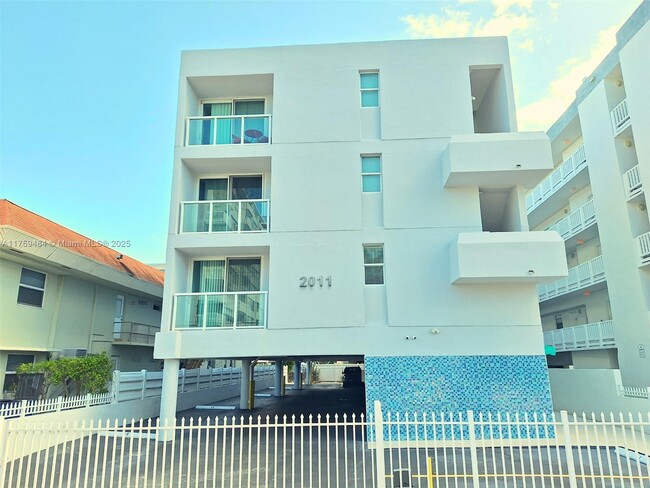 Primary Photo - 2011 Bay Dr