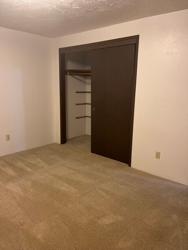 Building Photo - 3 bed / 2 bath house