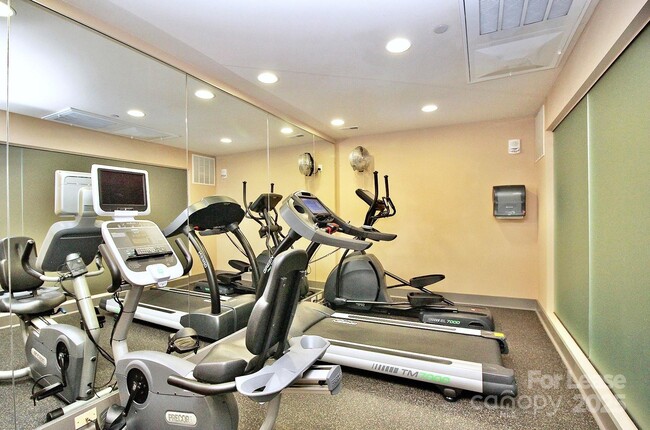 Building Photo - 701 Royal Ct