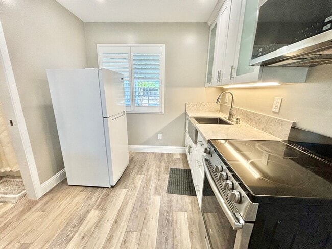 Building Photo - Available Now - Flexible Move In Date - Fully Furnished Studio Near Nugget