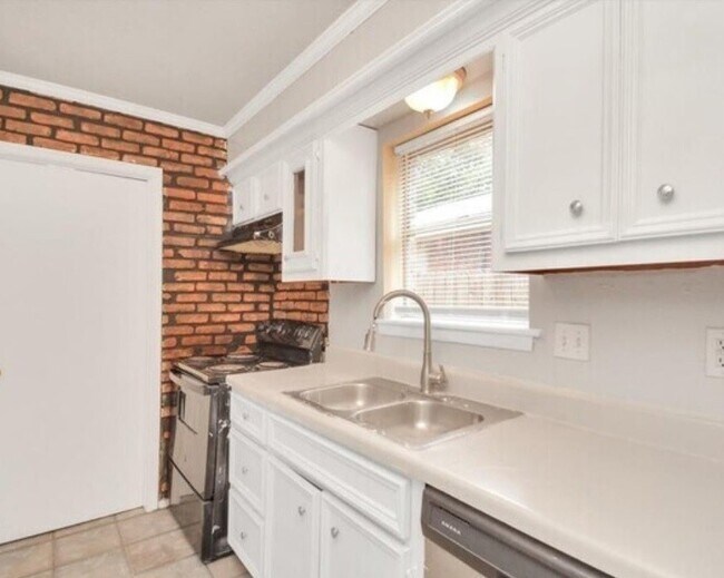 Building Photo - 4803 Beechaven St