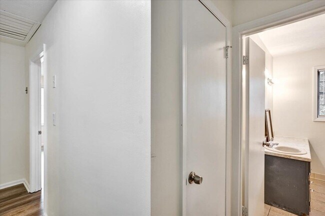 Building Photo - 1812 Wiggins Cir SW