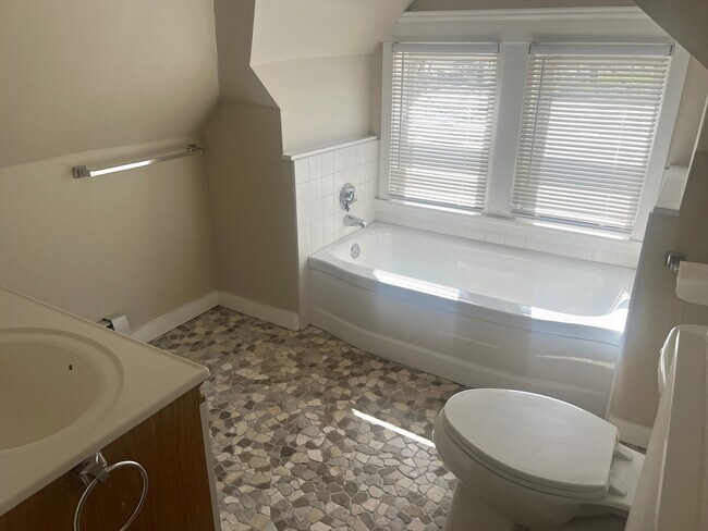 Building Photo - 147 Lake Ave