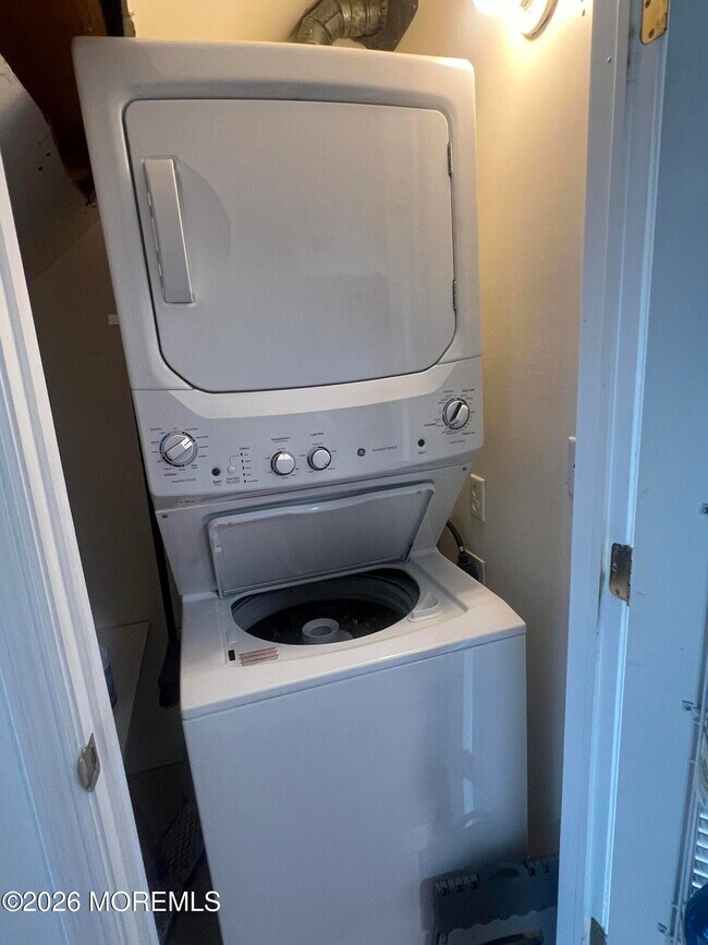 Building Photo - 25 Meadow Ave